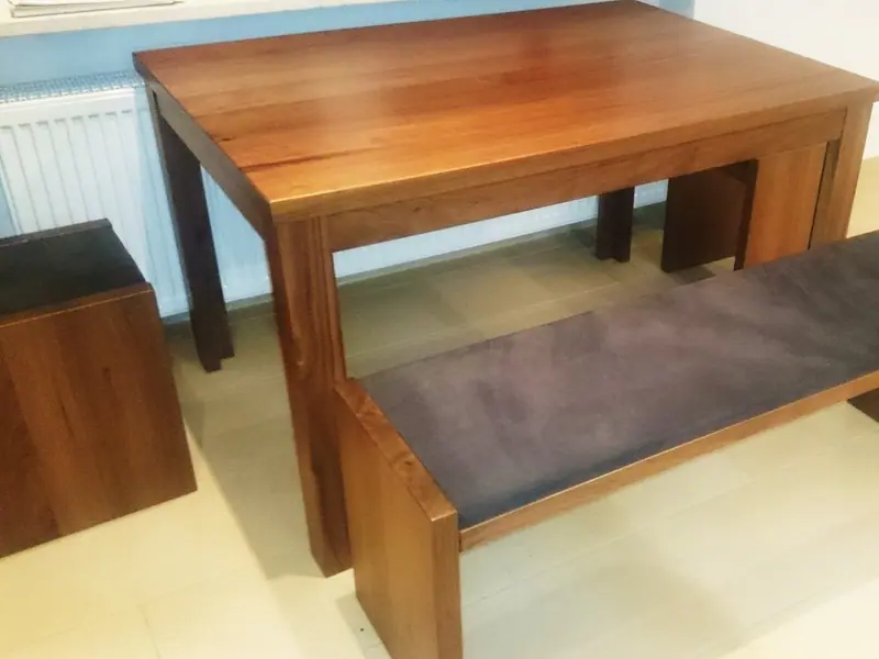 Holztisch mit passender Bank und gepolsterter Sitzfläche